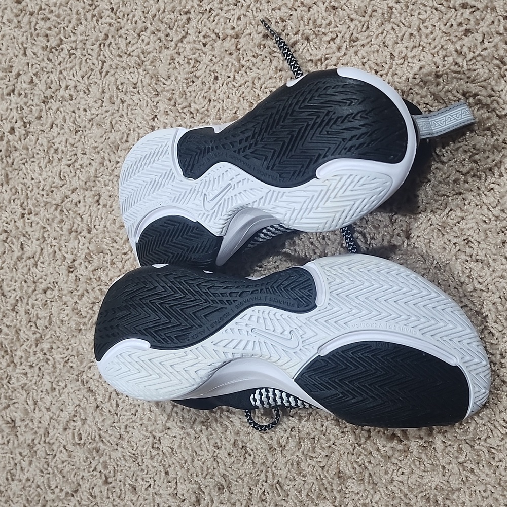 Nike Boy's Black and White Athletic Sneakers - Picture 5 of 6